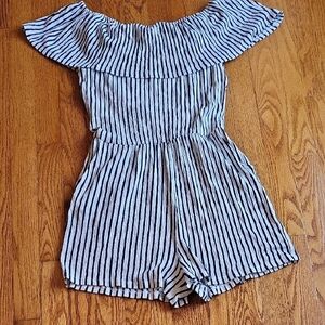 Love Tree EUC Women's Black & White One Piece Romper Size M.